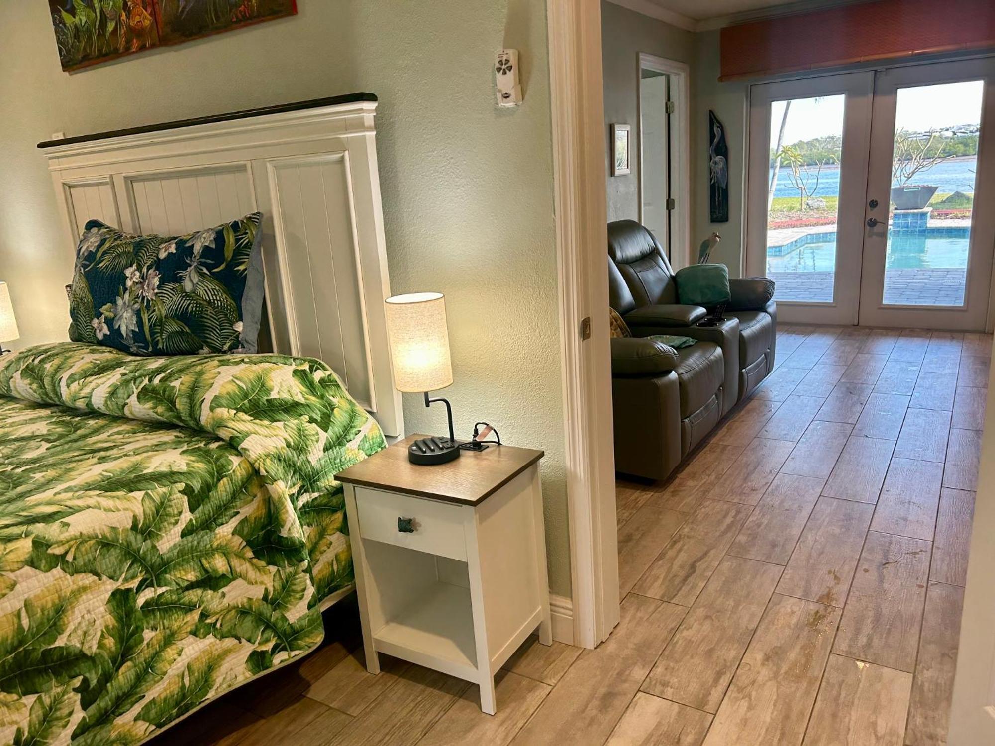 Guest Suite - Waterfront -Pool & Hot Tub- Walk To Beach クリアウォーター・ビーチ エクステリア 写真